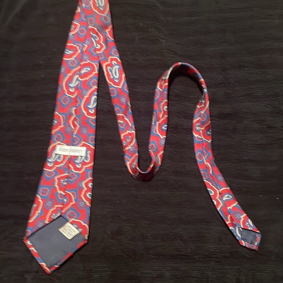 Great looking red paisley Men’s Necktie - Picture 3 of 4